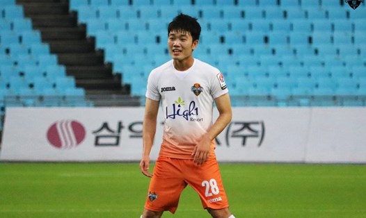 Xuân Trường đã có trận đấu thứ 6 có tên trong danh sách đăng kí thi đấu của Gangwon FC ở K.League Classic 2017. Ảnh: Gangwon FC.